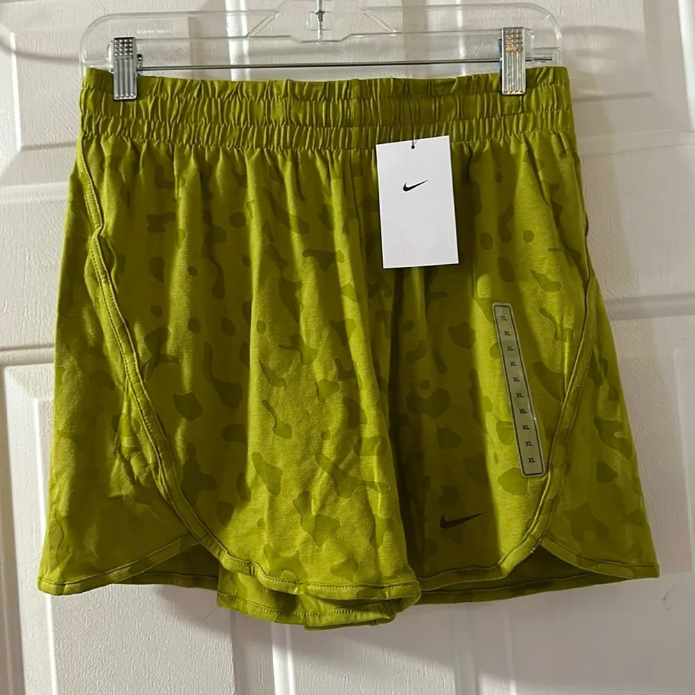 Nike Dri-FIT Breezy High-Waisted Training Shorts: GREEN: NEW WITH TAGS: SIZE XL